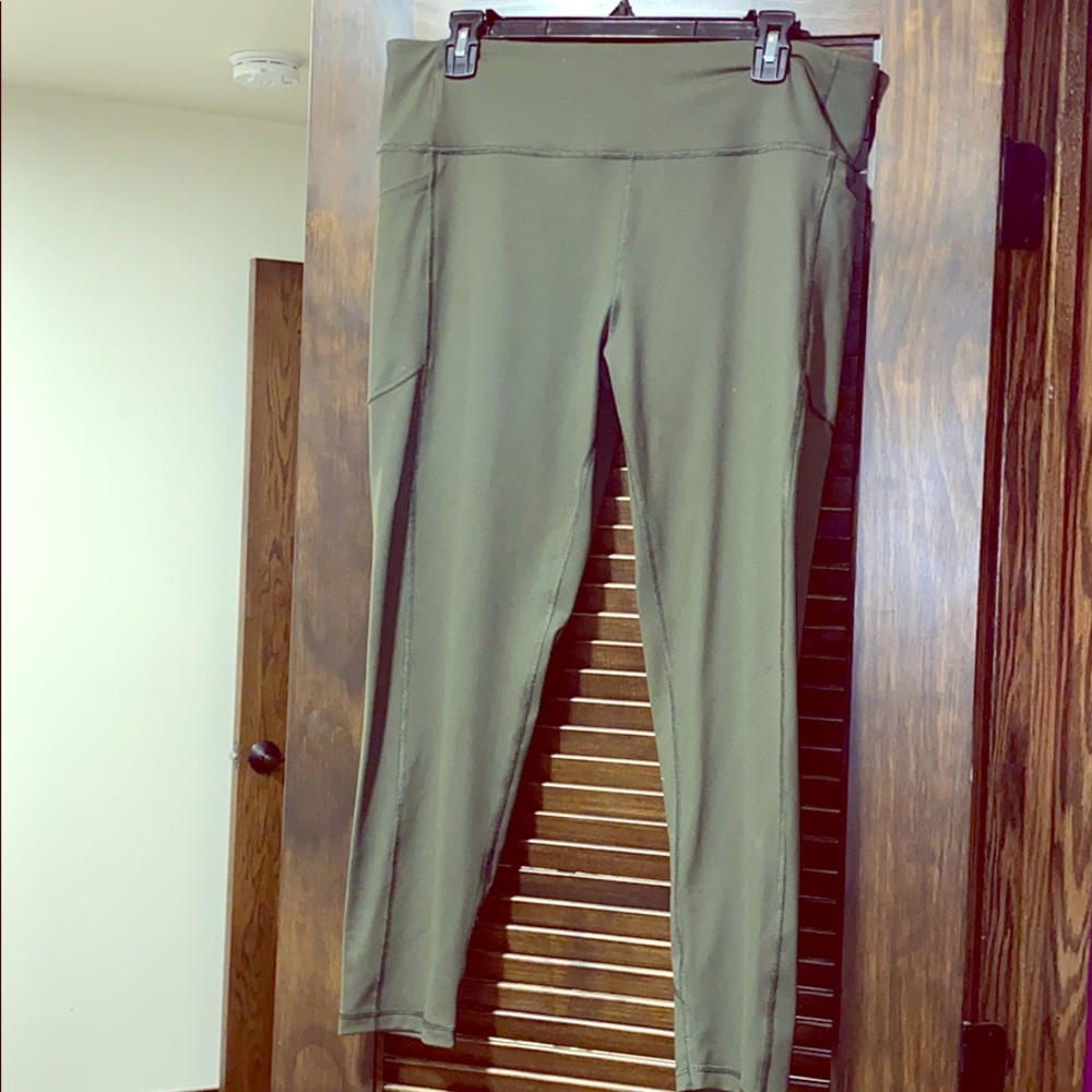 Victoria’s Secret Knockout Crop Legging  XL